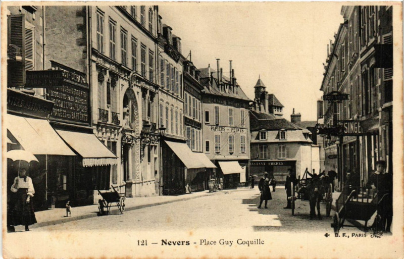 Carte postale ancienne Nevers - Place Guy Coquille à Nevers