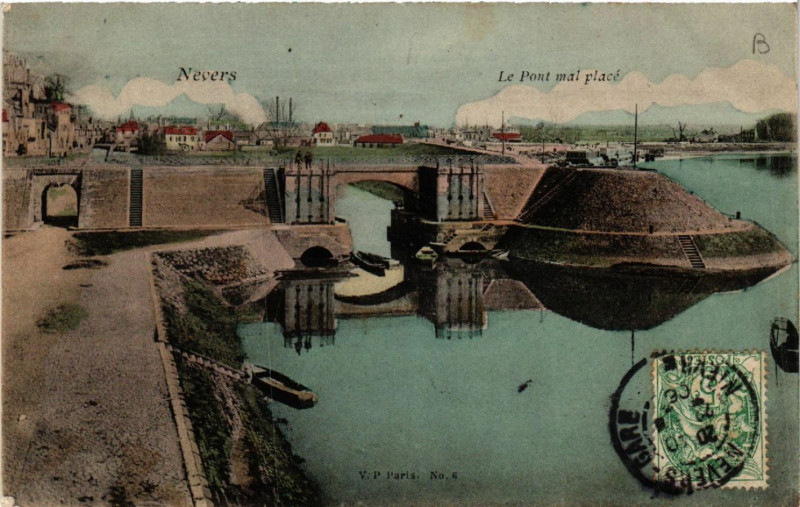 Carte postale ancienne Nevers - Le Pont mal place à Nevers