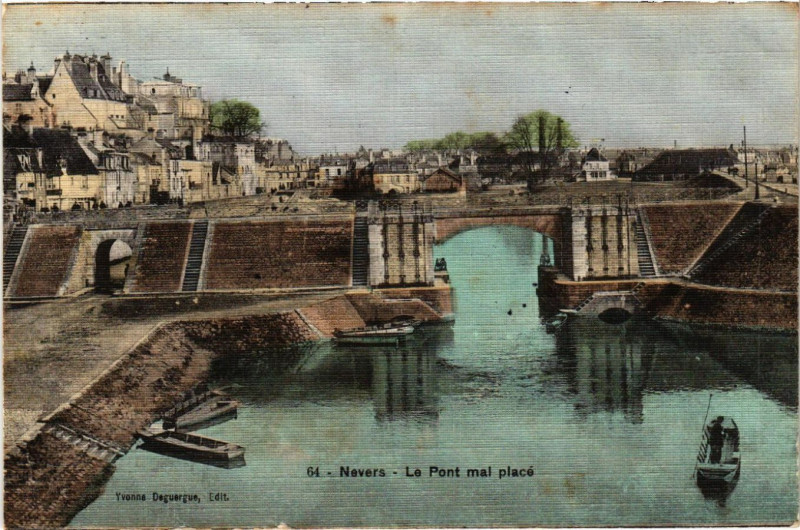 Carte postale ancienne Nevers - Le Pont mai place à Nevers