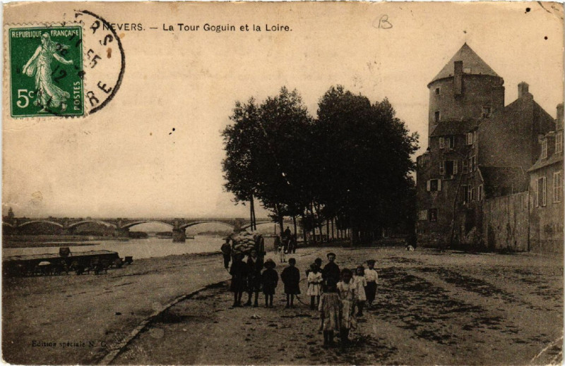 Carte postale ancienne Nevers - La Tour Goguin et la Loire à Nevers