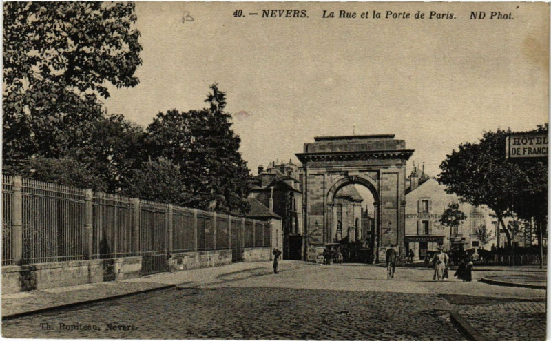 Carte postale ancienne Nevers - La Rue et la Porte de Paris à Nevers