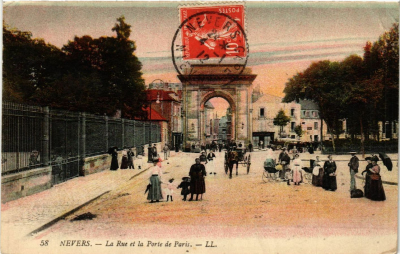 Carte postale ancienne Nevers - La Rue et la Porte de Paris à Nevers