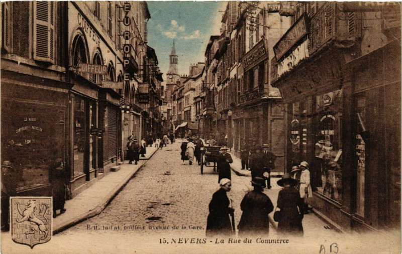 Carte postale ancienne Nevers - La Rue du Commerce à Nevers