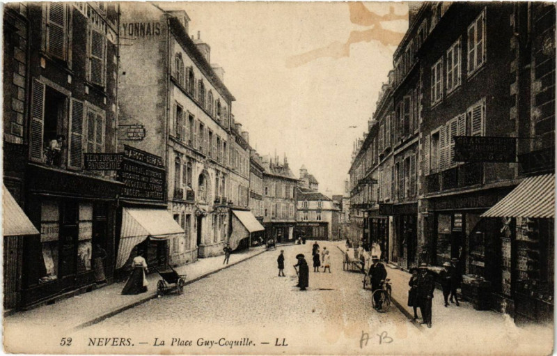 Carte postale ancienne Nevers - La Place Guy-Coquille à Nevers