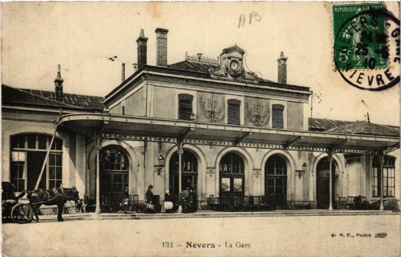 Carte postale ancienne Nevers - La Gare à Nevers