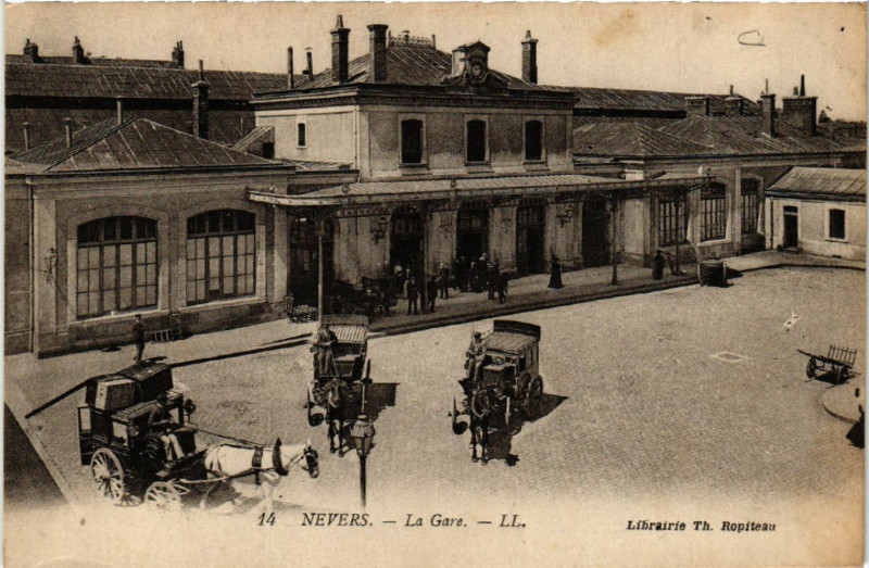 Carte postale ancienne Nevers - La Gare à Nevers
