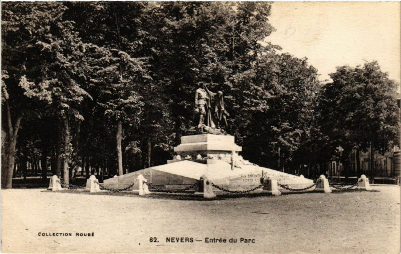 Carte postale ancienne Nevers - Entrée du Parc à Nevers