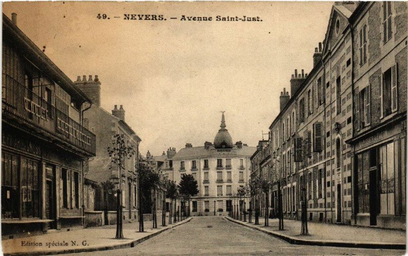 Carte postale ancienne Nevers - Avenue Saint-Just à Nevers