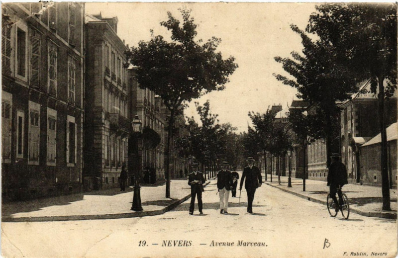 Carte postale ancienne Nevers - Avenue Marceau à Nevers