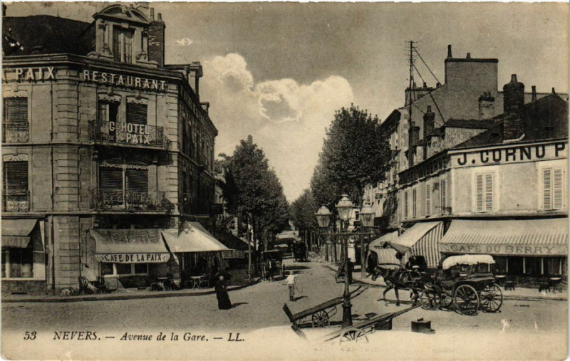 Carte postale ancienne Nevers - Avenue de la Gare à Nevers