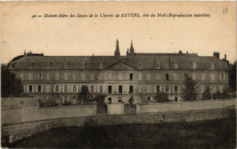 Carte postale ancienne Maison-Mere des Saurs de la Charite de Nevers cote du Midi à Nevers
