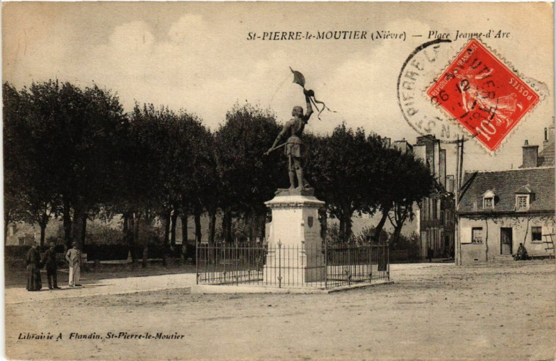 Carte postale ancienne Saint-Pierre-le-Moutier - Place Jeanne-d'Arc à Saint-Pierre-le-Moûtier