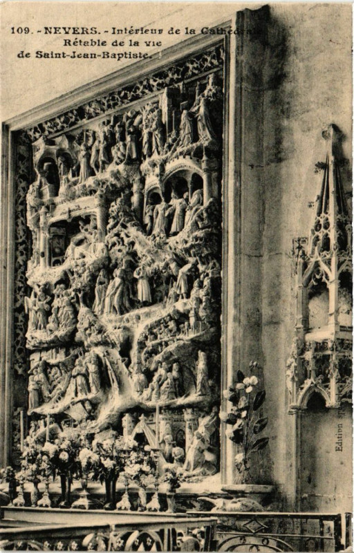 Carte postale ancienne Nevers - Interieur de la Cathedrale - Retable de la vie de Saint-... à Nevers