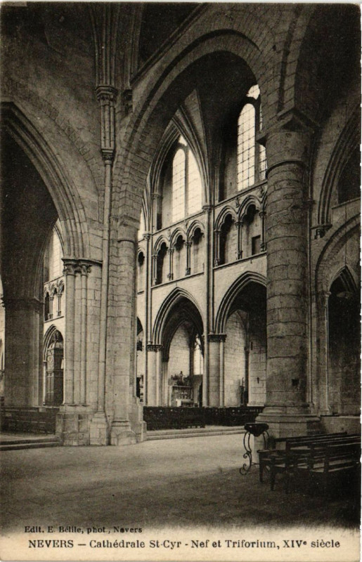 Carte postale ancienne Nevers - Cathedrale Saint-Cyr-Nef et Triforium Xiv siecle à Nevers