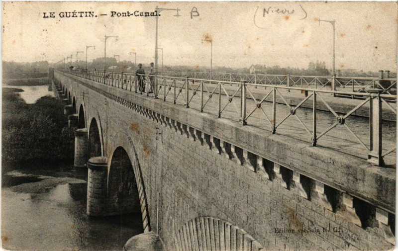 Carte postale ancienne Le Guetin - Pont Canal