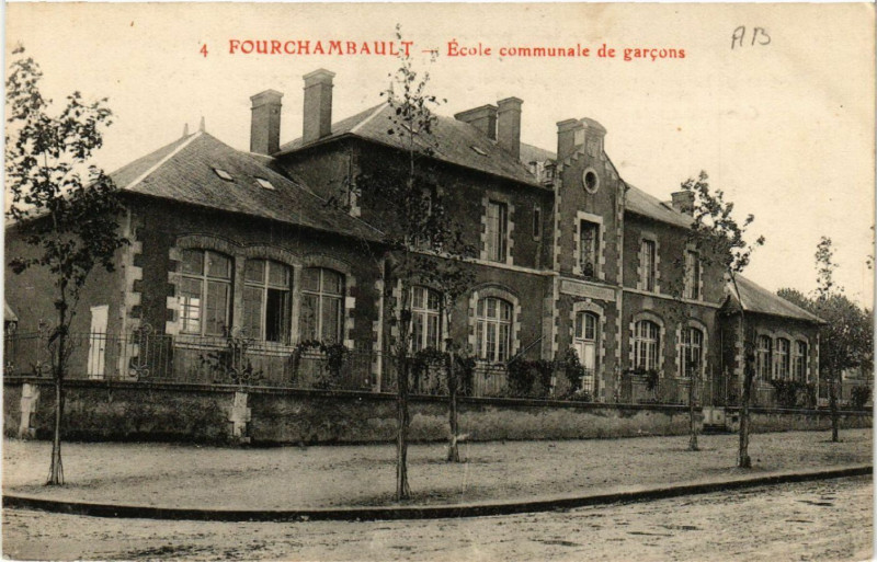 Carte postale ancienne Fourchambault - Ecole communale de garcons à Fourchambault