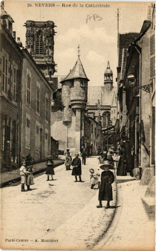 Carte postale ancienne Nevers - Rue de la Cathedrale à Nevers