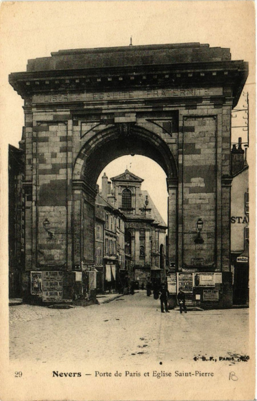 Carte postale ancienne Nevers - Porte de Paris et Eglise Saint-Pierre à Nevers