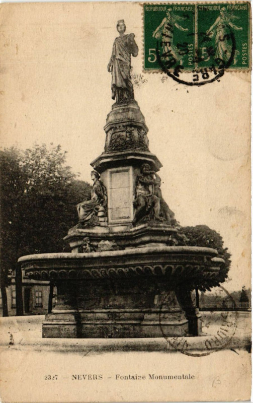 Carte postale ancienne Nevers - Fontaine Monumentale à Nevers