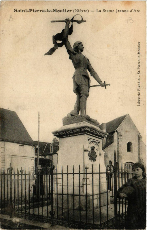 Carte postale ancienne Saint-Pierre-le-Moutier - La Statue Jeanne d'Arc à Saint-Pierre-le-Moûtier