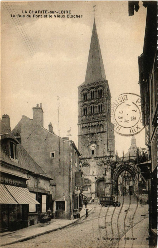 Carte postale ancienne La Rue du Pont et le Vieux Clocher à La Charité-sur-Loire