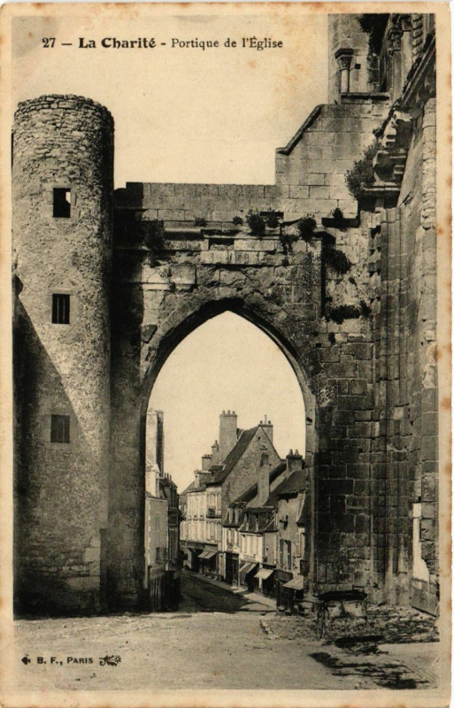 Carte postale ancienne La Charite - Portique de l'Eglise