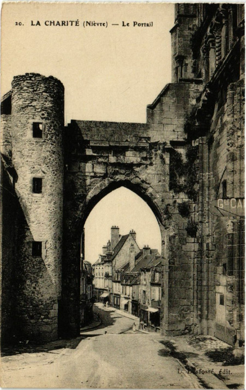 Carte postale ancienne La Charite - Le Portail