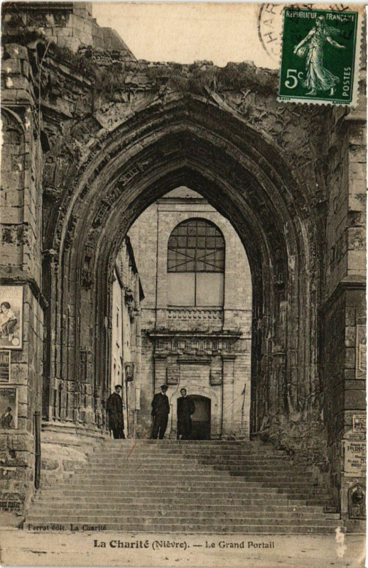 Carte postale ancienne La Charite - Le grand portail