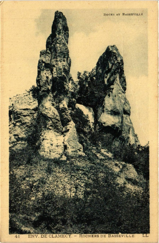 Carte postale ancienne Env. de Clamecy - Rochers de Basseville à Clamecy
