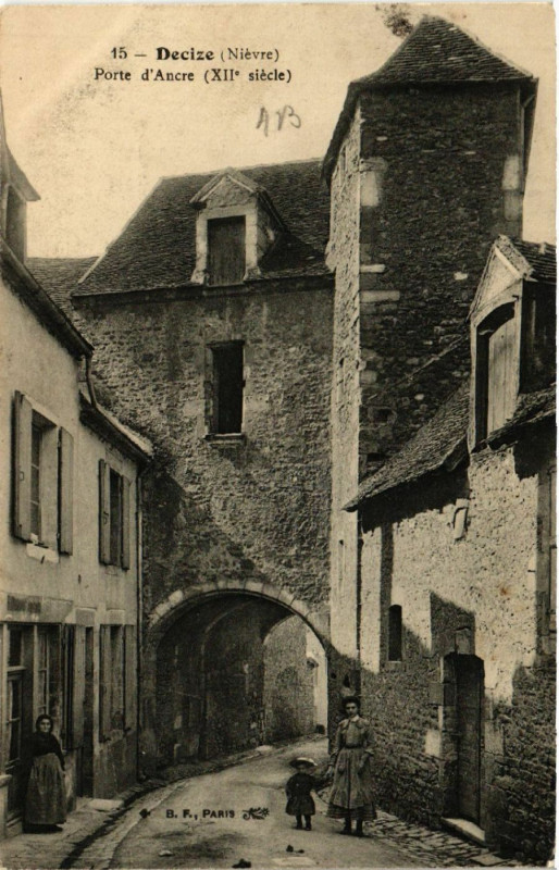 Carte postale ancienne Decize - Porte d'Ancre (Xii siecle) à Decize