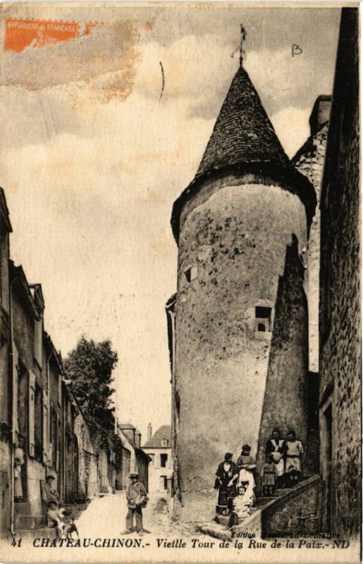 Carte postale ancienne Chateau-Chinon - Vieille Tour de la Rue de la Paix