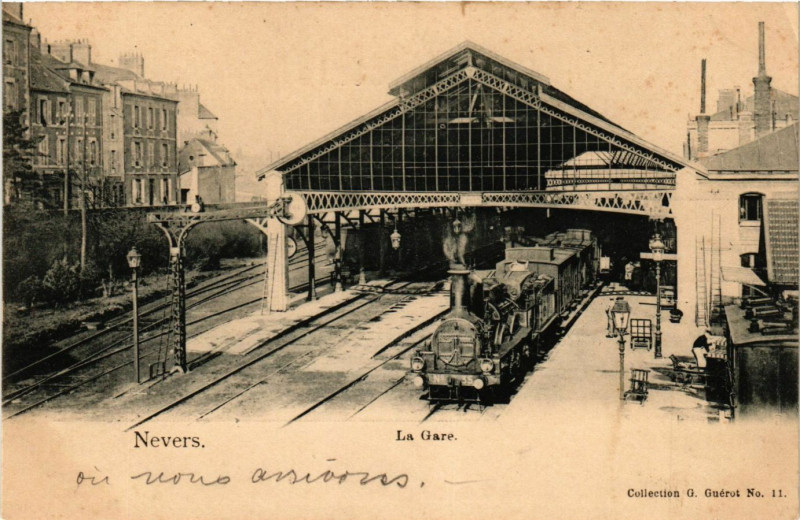 Carte postale ancienne Nevers-La Gare à Nevers