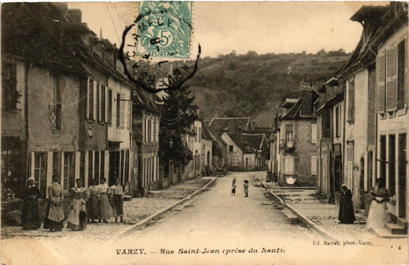 Carte postale ancienne Varzy-Rue Saint-Jean à Varzy