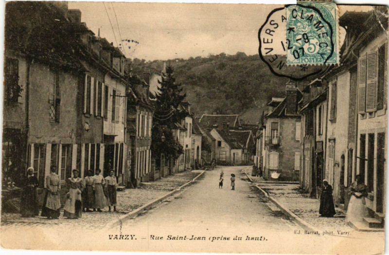 Carte postale ancienne Varzy-Rue Saint-Jean à Varzy