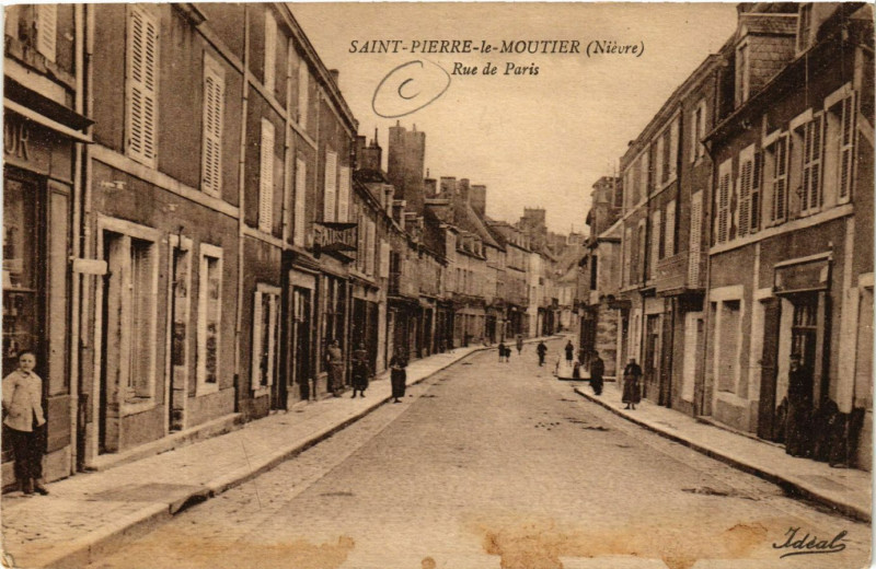Carte postale ancienne Saint-Pierre-le-Moutier Nievre. Rue de Paris à Saint-Pierre-le-Moûtier
