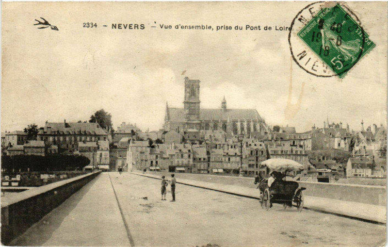 Carte postale ancienne Nevers-Vue d'ensemble prise du Pont de Loire à Nevers
