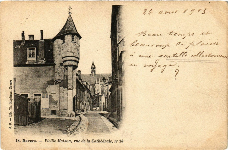 Carte postale ancienne Nevers-Vieille Maison rue de la Cathedrale à Nevers