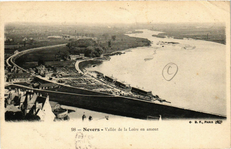 Carte postale ancienne Nevers-Vallée de la Loire en amont à Nevers