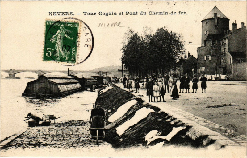 Carte postale ancienne Nevers-Tour Goguin et Pont du Chemin de fer à Nevers