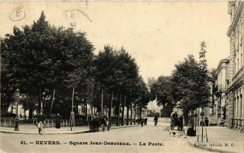 Carte postale ancienne Nevers-Square Jean Desveaux La Poste à Nevers