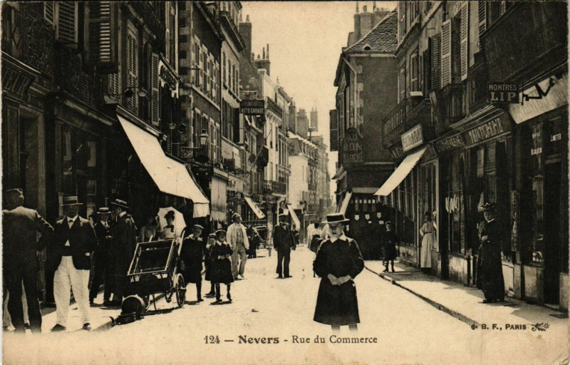 Carte postale ancienne Nevers-Rue du Commerce à Nevers
