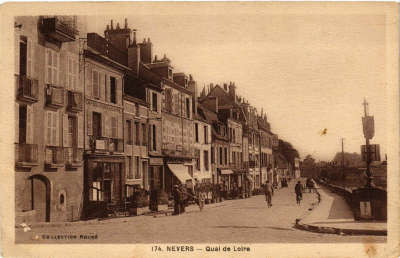 Carte postale ancienne Nevers-Quai de Loire à Nevers