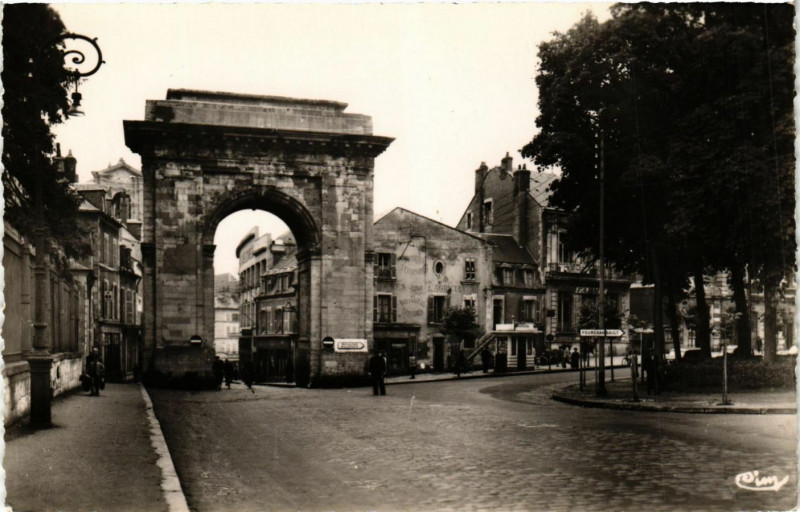 Carte postale ancienne Nevers-Porte de Paris à Nevers