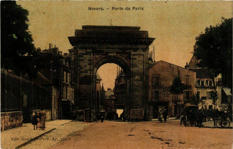 Carte postale ancienne Nevers-Porte de Paris à Nevers