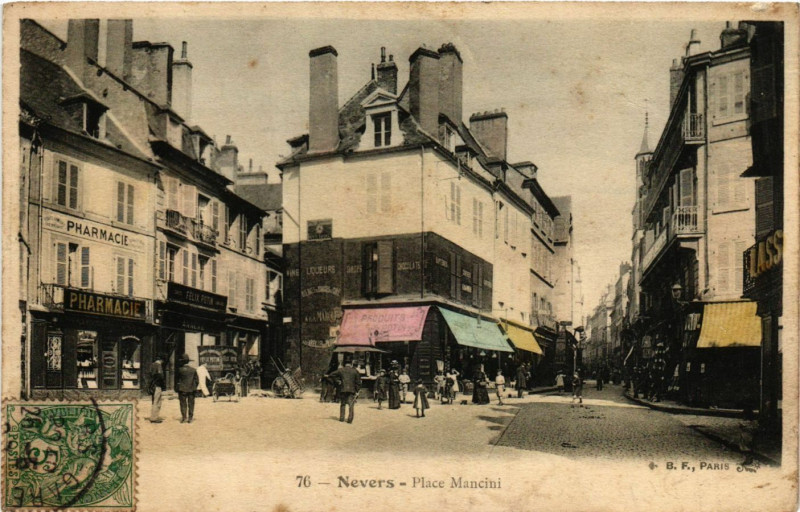 Carte postale ancienne Nevers-Place Mancini à Nevers