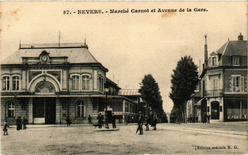 Carte postale ancienne Nevers-Marche Carnot et Avenue de la Gare à Nevers