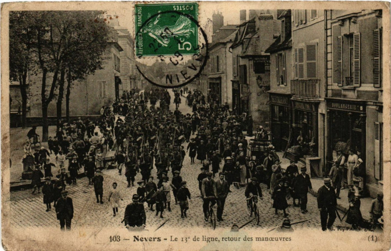 Carte postale ancienne Nevers-Le 13e de ligne retour des manoeuvres à Nevers