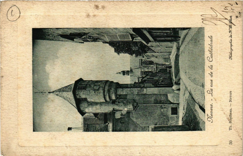 Carte postale ancienne Nevers-La Rue de la Cathedrale à Nevers