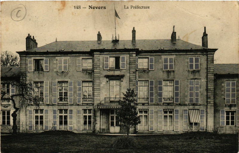 Carte postale ancienne Nevers-La Prefecture à Nevers