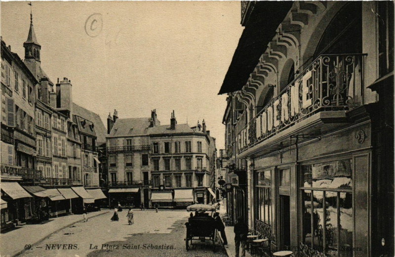 Carte postale ancienne Nevers-La Place Saint-Sebastien à Nevers
